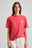 Personne portant un T-shirt Bloom pour femme en Poppy Red, avec une coupe décontractée et des manches courtes. | TP_IMAGE_TYPE=MODEL_FRONT