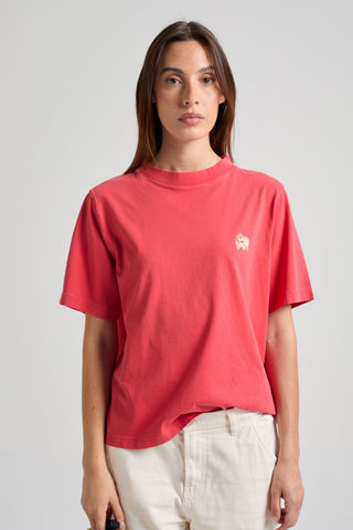 Persona che indossa una Women’s Bloom T-Shirt in Poppy Red, dal taglio rilassato e con maniche corte. | TP_IMAGE_TYPE=MODEL_FRONT