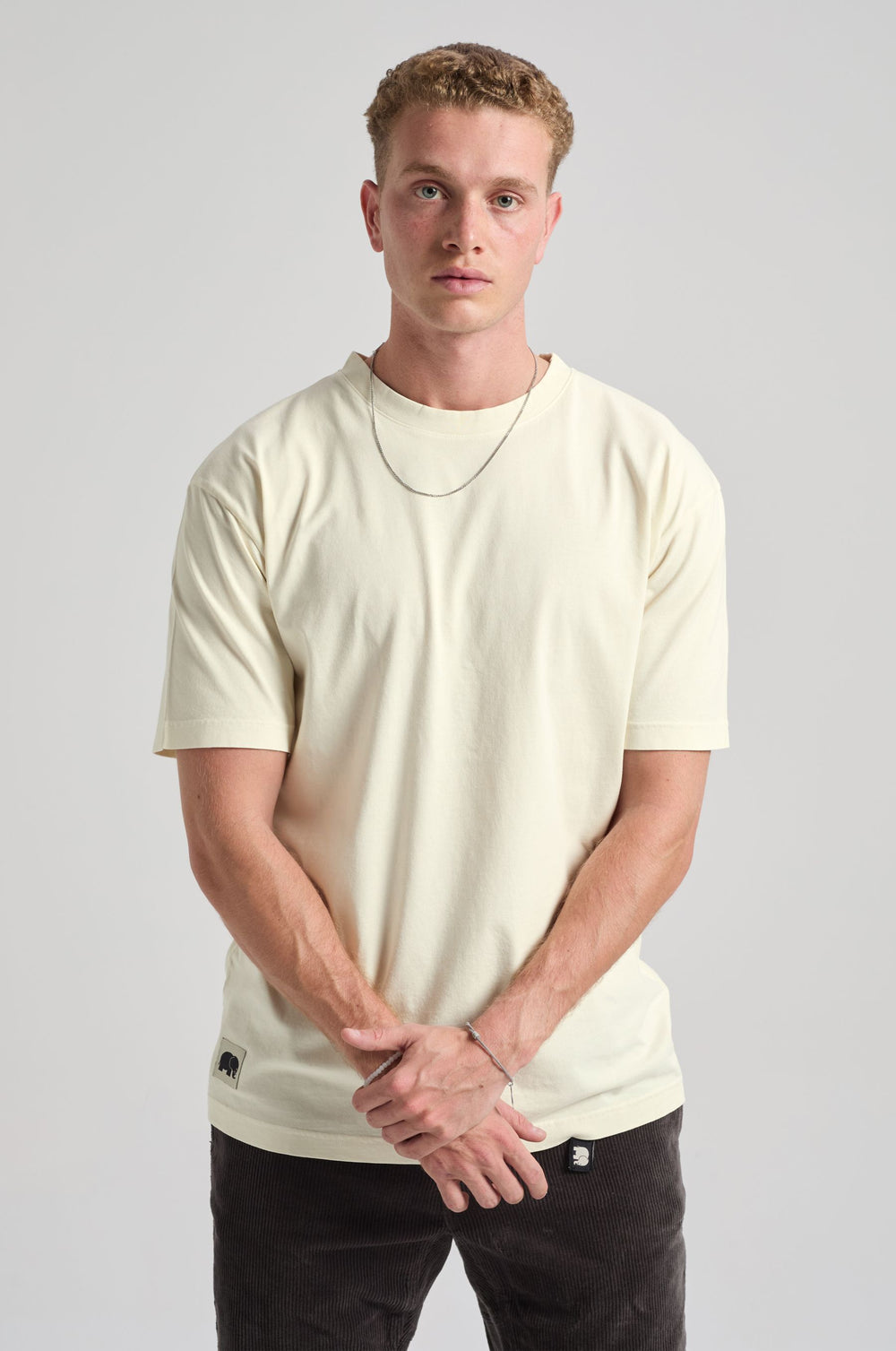 Persona che indossa la Amapola T-Shirt in Antique White, in piedi con le mani incrociate davanti al corpo | TP_IMAGE_TYPE=MODEL_FRONT