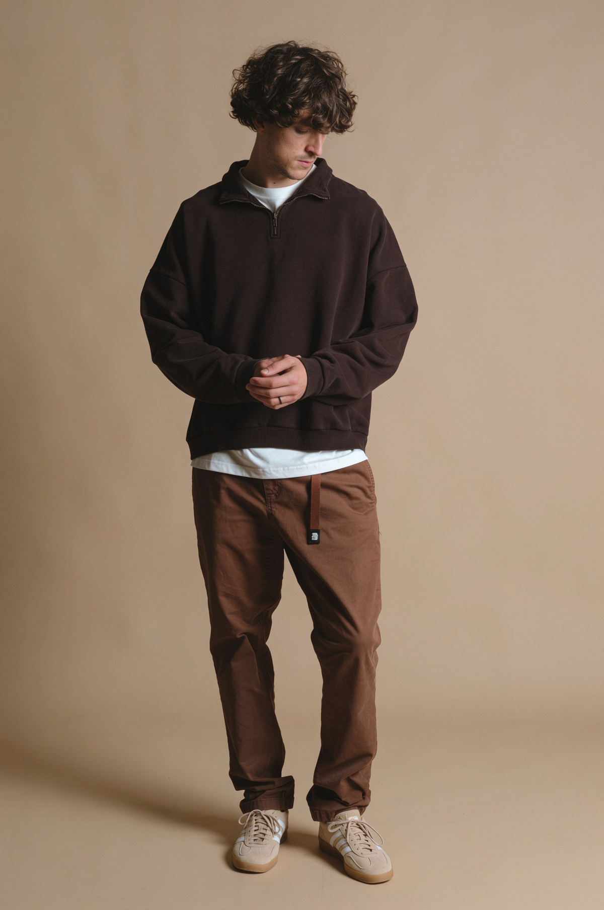 Persona che indossa Axis Super Heavy Quarter Zip Sweatshirt nel colore Coffee Bean | TP_IMAGE_TYPE=MODEL_FRONT