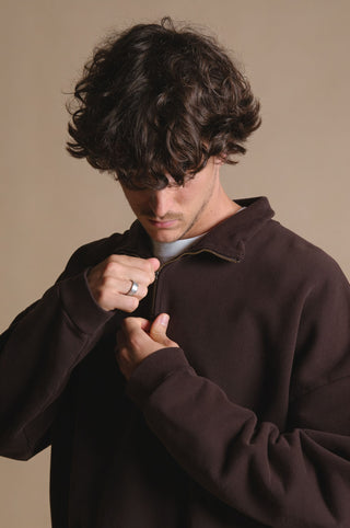 Persona che indossa Axis Super Heavy Quarter Zip Sweatshirt in Coffee Bean, con colletto alto e chiusura a mezza zip, abbinata a un look casual. | TP_IMAGE_TYPE=MODEL_FRONT