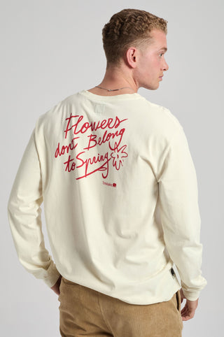 Persona che indossa la Flowers L/S T-Shirt in Antique White, che mostra il retro con una stampa grafica in evidenza | TP_IMAGE_TYPE=MODEL_BACK
