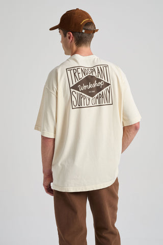 Personne portant un t-shirt oversize blanc antique avec un logo graphique marron dans le dos, vue de dos. | TP_IMAGE_TYPE=MODEL_BACK