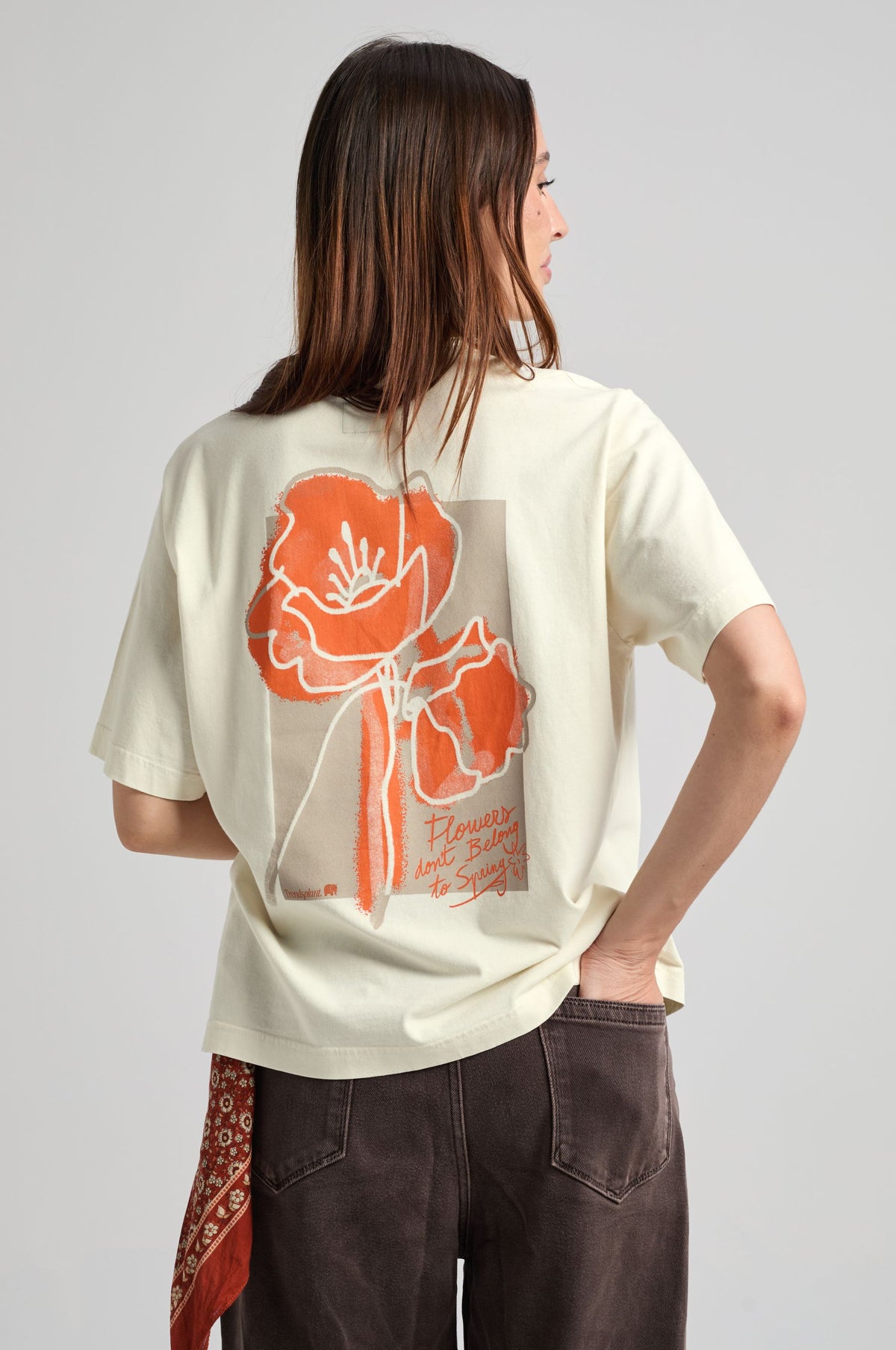 Personne portant le T-shirt Amapola Femme en Antique White, mettant en valeur un motif graphique de fleurs dans le dos | TP_IMAGE_TYPE=MODEL_BACK