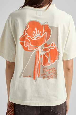 Personne portant un T-shirt Amapola pour femme en Antique White avec un motif floral éclatant dans le dos | TP_IMAGE_TYPE=MODEL_BACK