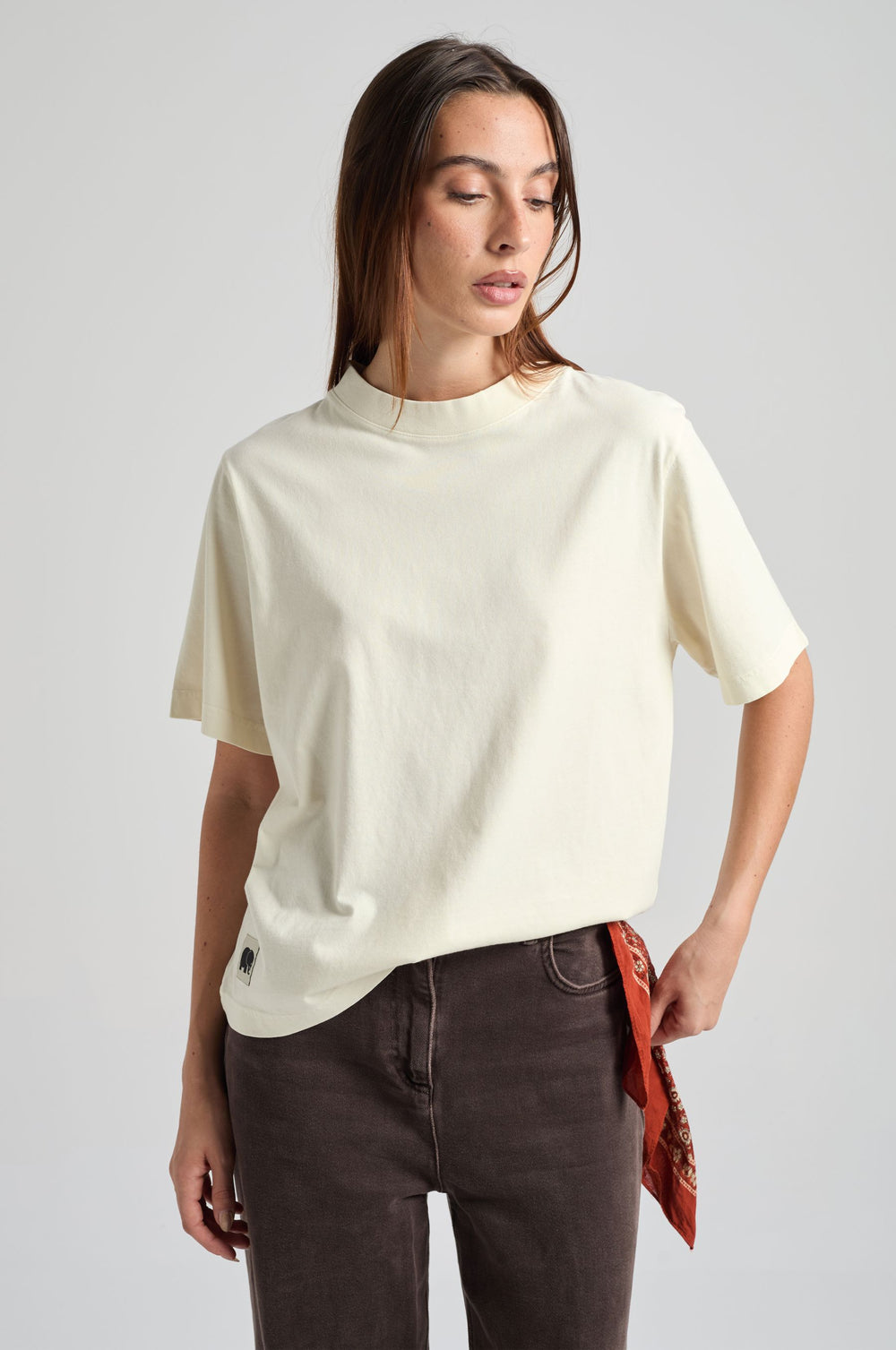 Personne portant un T-shirt Amapola pour femme en Antique White, associé à un jean sombre taille haute et un bandana, pour un look décontracté | TP_IMAGE_TYPE=MODEL_FRONT