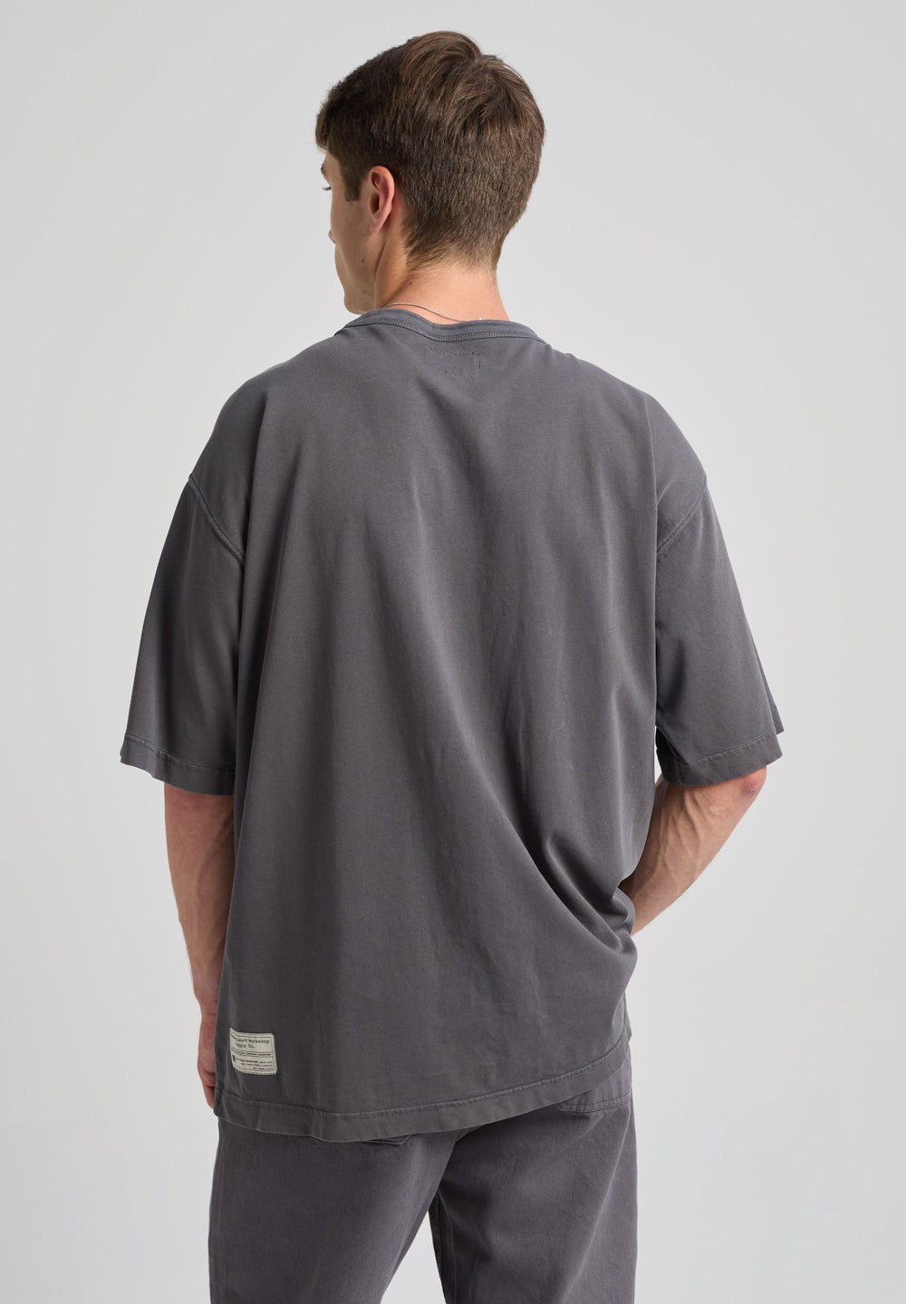 Persona che indossa una Core Oversized T-shirt in Forged Iron, ripresa da dietro. | TP_IMAGE_TYPE=MODEL_BACK