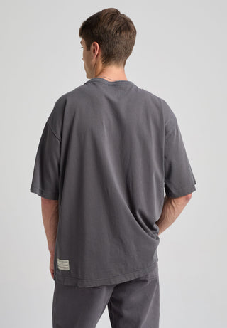 Persona che indossa una Core Oversized T-shirt in Forged Iron, ripresa da dietro. | TP_IMAGE_TYPE=MODEL_BACK