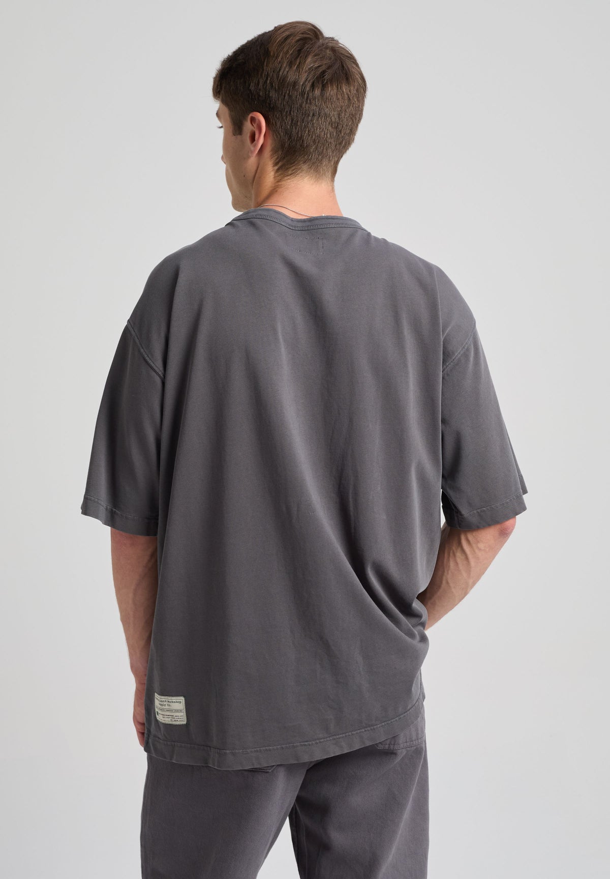 Persona che indossa una Core Oversized T-shirt in Forged Iron, ripresa da dietro. | TP_IMAGE_TYPE=MODEL_BACK
