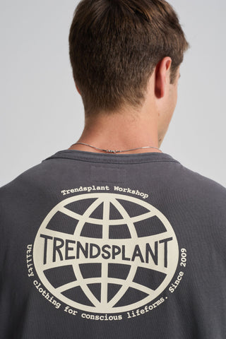 Persona che indossa la Supply Oversized T-shirt Forged Iron, con il design sul retro e il logo Trensplant | TP_IMAGE_TYPE=MODEL_BACK