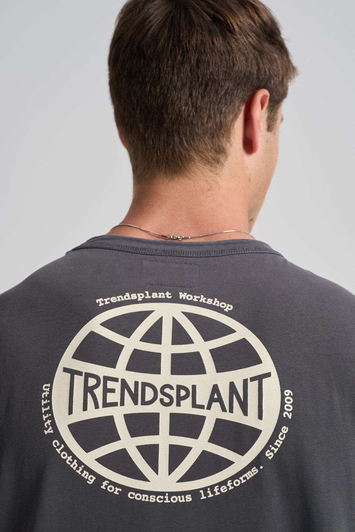 Persona che indossa la Supply Oversized T-shirt Forged Iron, con il design sul retro e il logo Trensplant | TP_IMAGE_TYPE=MODEL_BACK