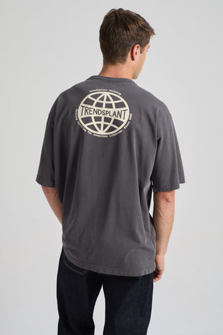 Persona che indossa una T-shirt Supply Oversized in Forged Iron, vista posteriore con design del logo | TP_IMAGE_TYPE=MODEL_BACK