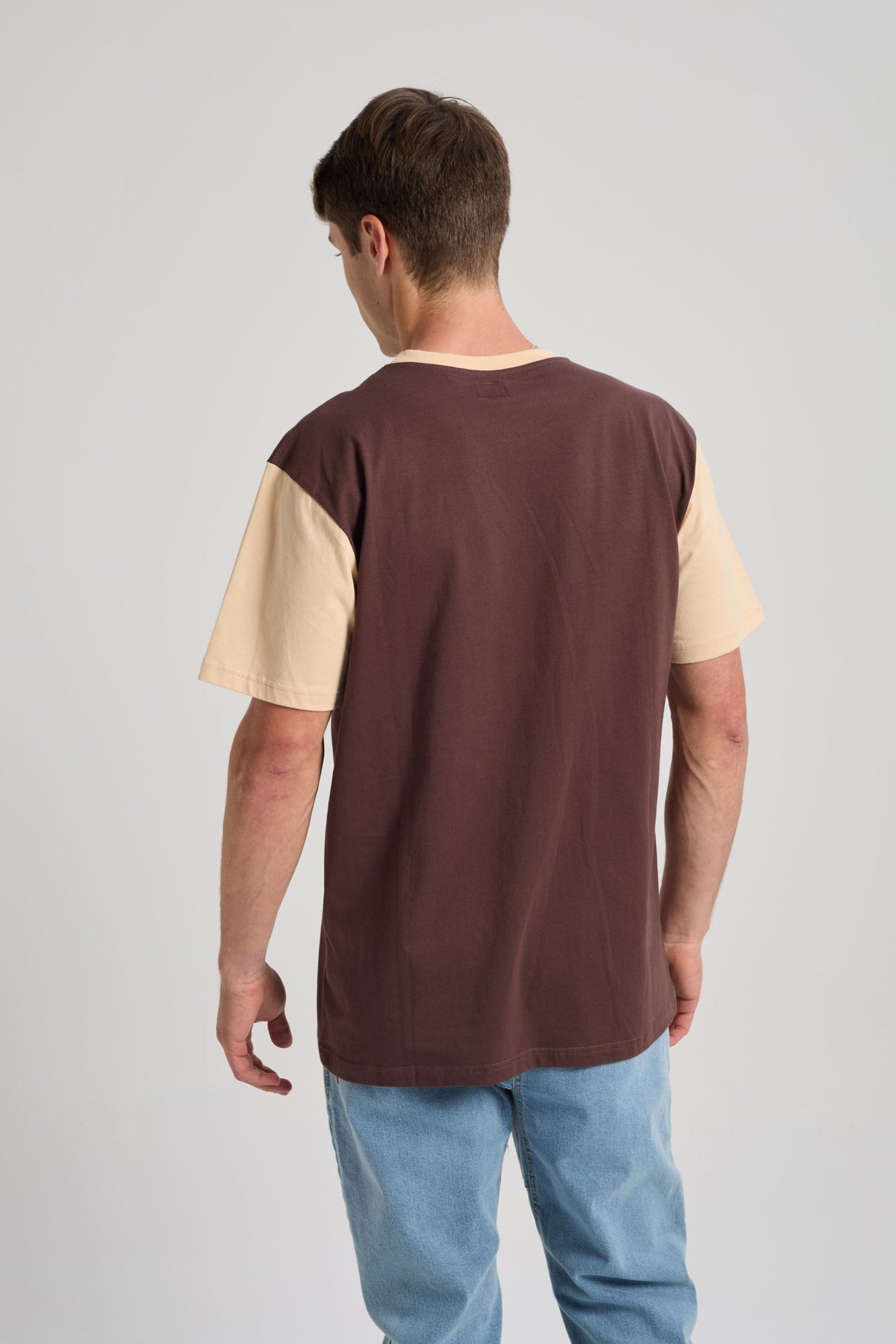 Personne portant un t-shirt color block aux tons marron solemnity et crème, vue de dos | TP_IMAGE_TYPE=MODEL_BACK