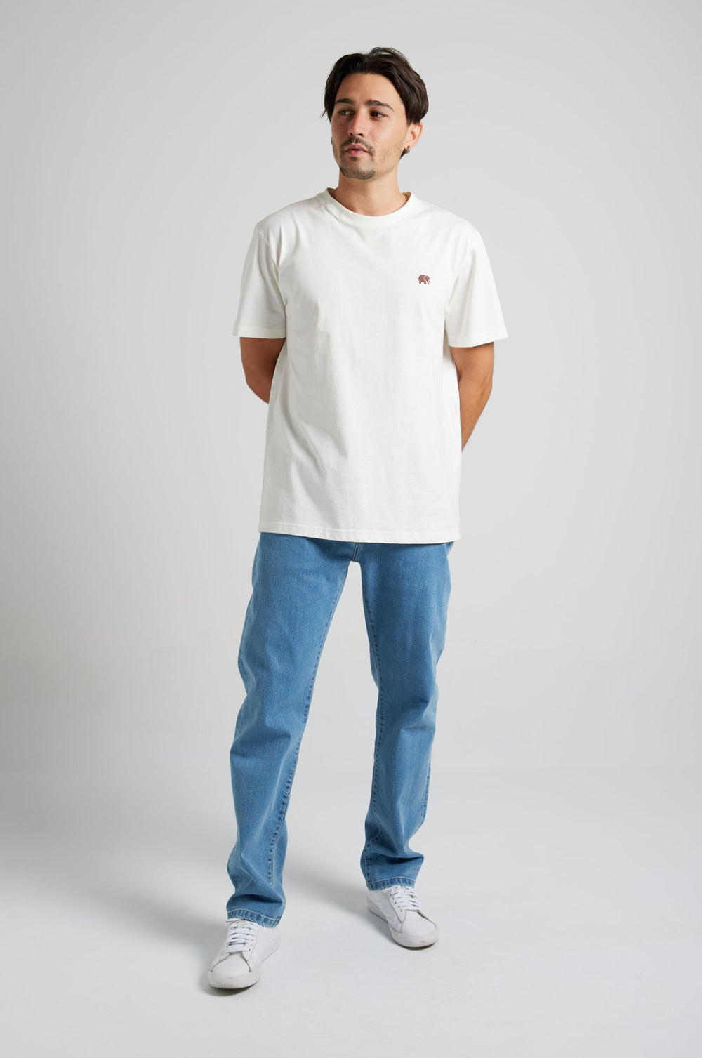 Personne portant un Easy Denim Pants Light Wash, debout de face, avec un t-shirt blanc uni et des chaussures blanches. | TP_IMAGE_TYPE=MODEL_FRONT
