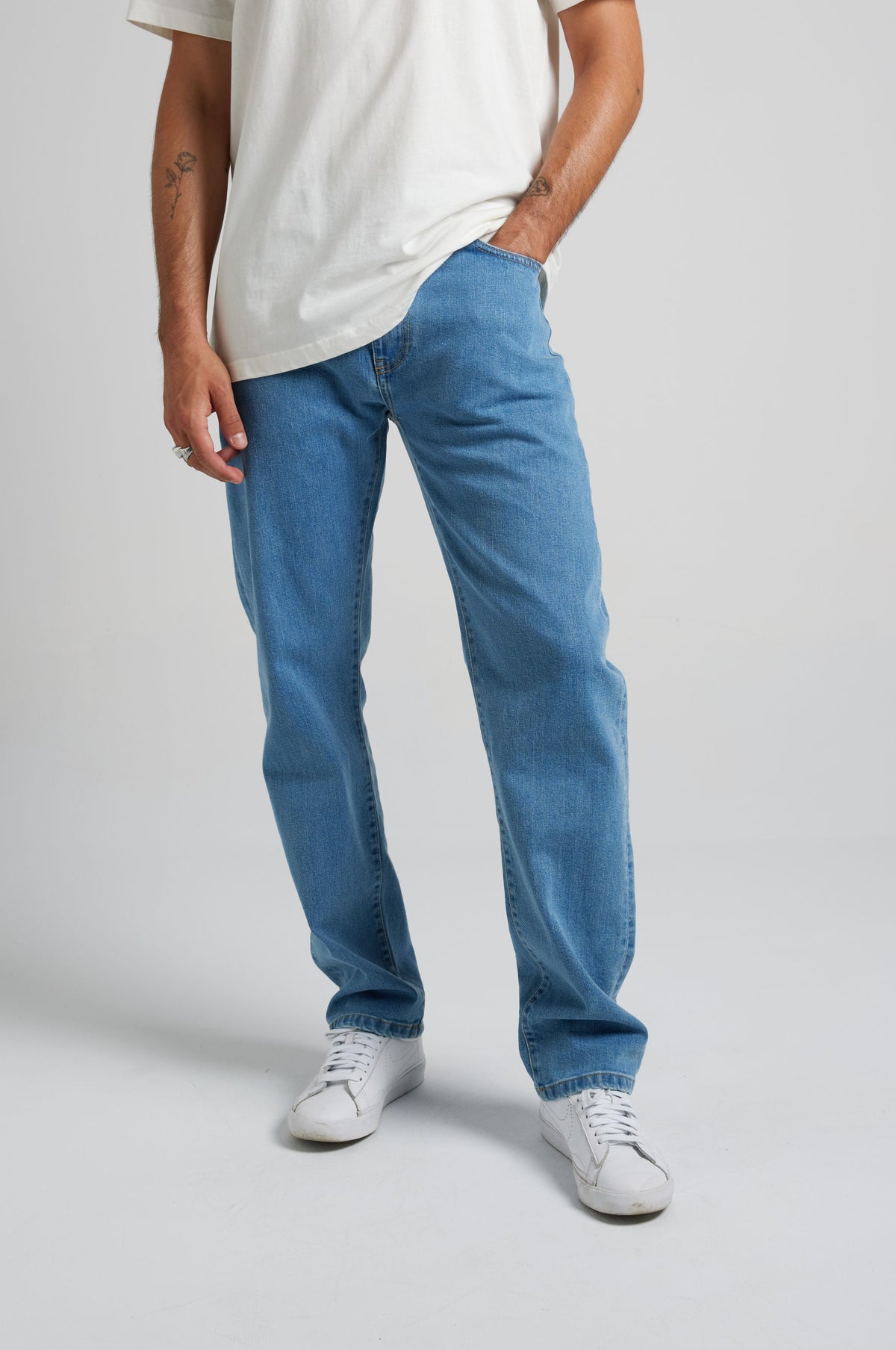 Personne portant un Easy Denim Pants Light Wash, debout dans une pose décontractée, une main dans la poche | TP_IMAGE_TYPE=MODEL_FRONT