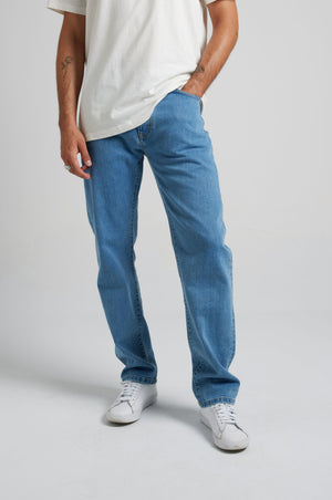 Personne portant un Easy Denim Pants Light Wash, debout dans une pose décontractée, une main dans la poche | TP_IMAGE_TYPE=MODEL_FRONT
