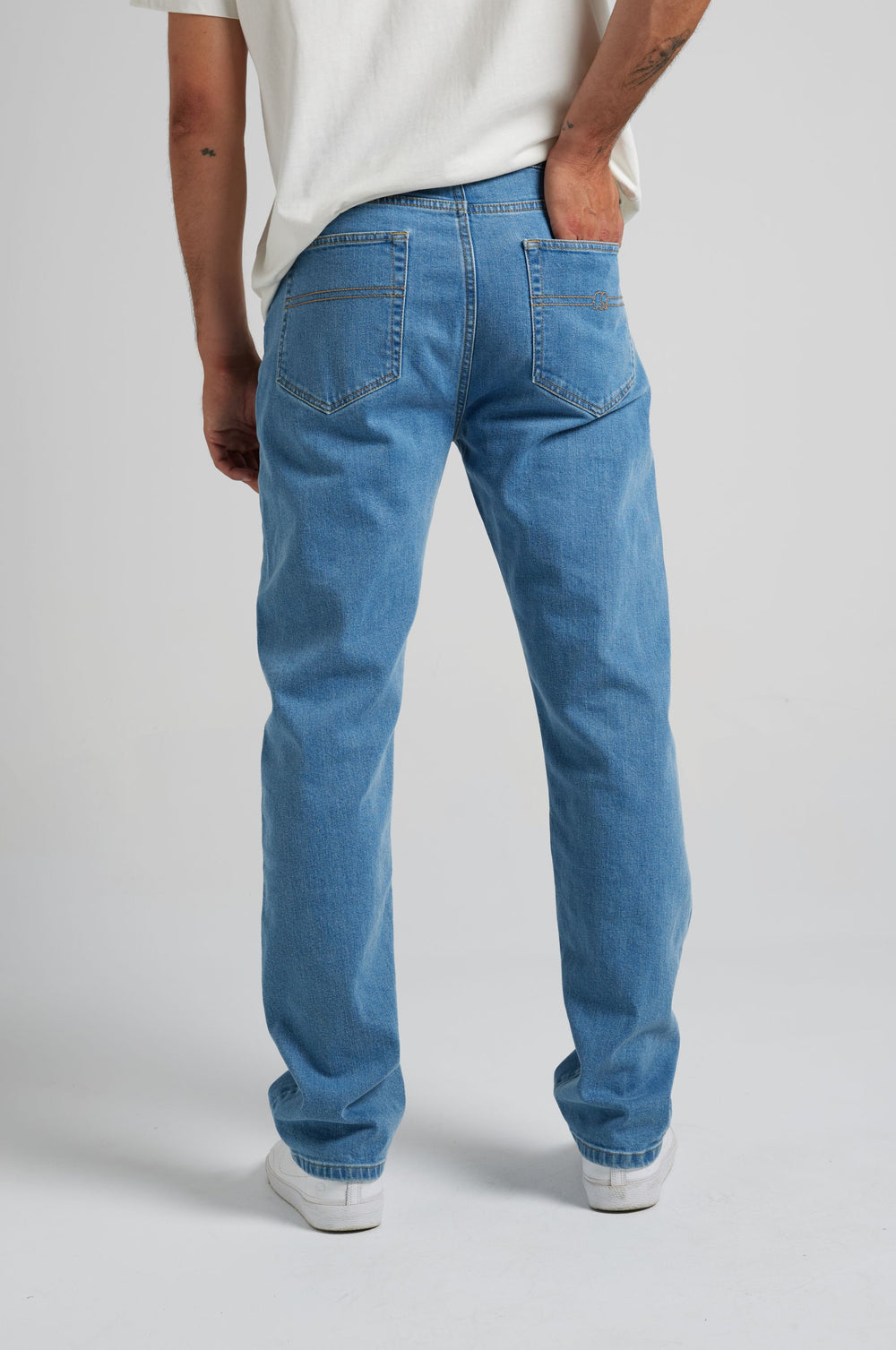Personne portant Easy Denim Pants Light Wash, vue de dos | TP_IMAGE_TYPE=MODEL_BACK