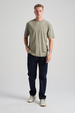 Personne portant le Easy Denim Pants en Medium Wash, debout et regardant l'objectif | TP_IMAGE_TYPE=MODEL_FRONT