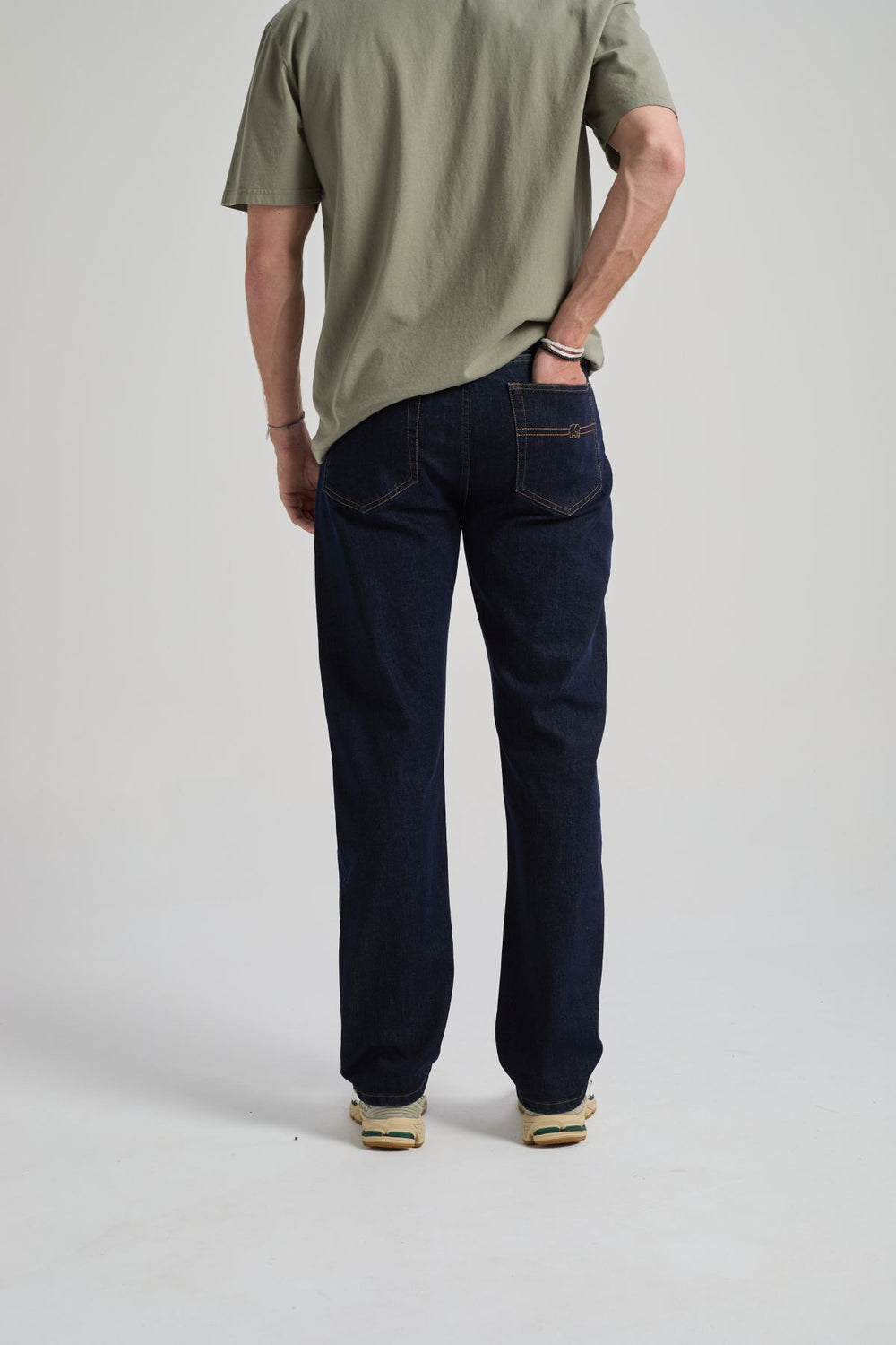 Personne portant le Easy Denim Pants en Medium Wash, vue de dos, mettant en valeur la coupe et les détails du design. | TP_IMAGE_TYPE=MODEL_BACK