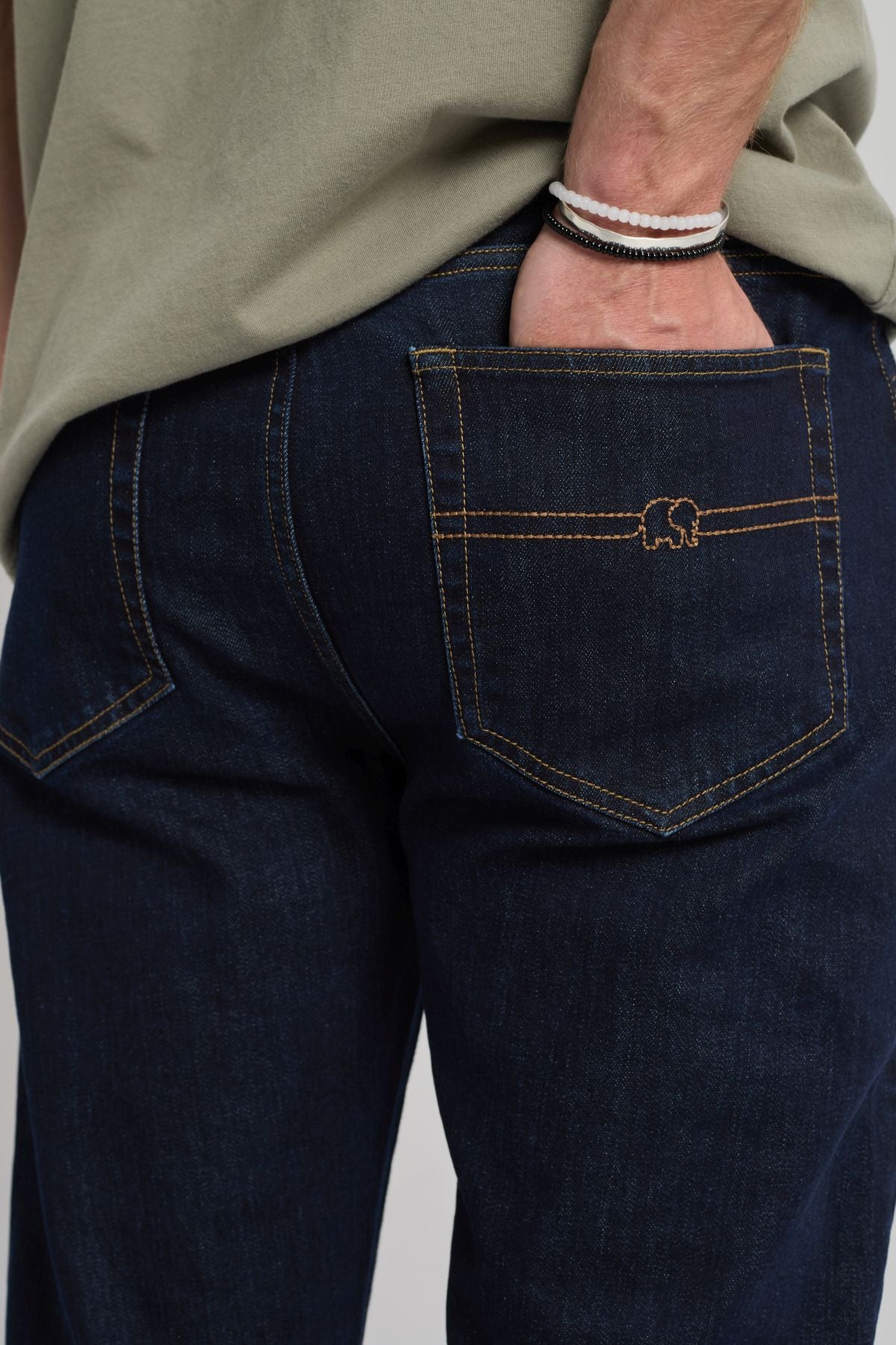 Personne portant le Easy Denim Pants en Medium Wash, montrant le détail de la poche arrière | TP_IMAGE_TYPE=MODEL_BACK