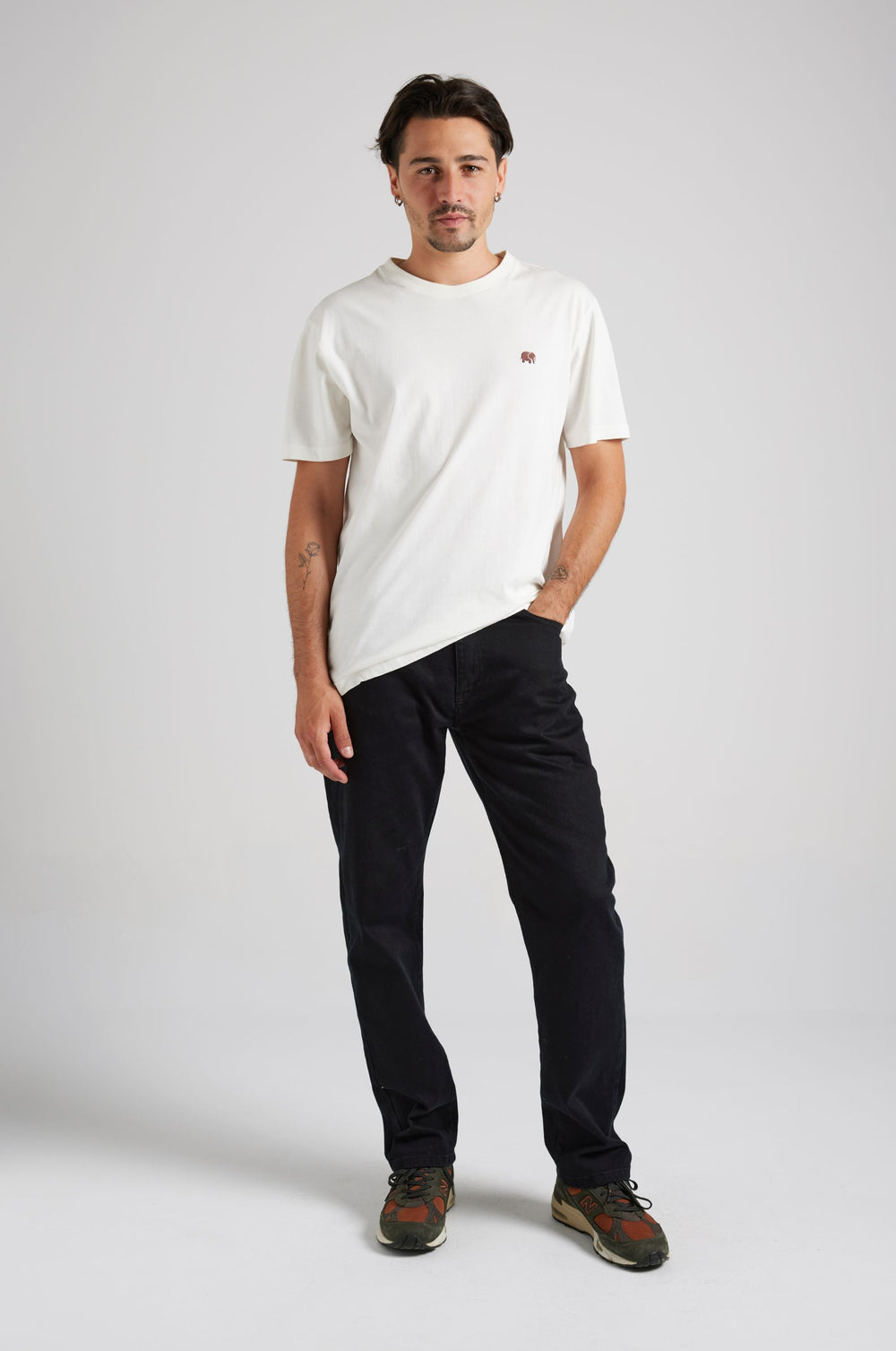 Persona che indossa Easy Denim Pants Black con una t-shirt bianca, in posizione casual davanti a uno sfondo neutro. | TP_IMAGE_TYPE=MODEL_FRONT