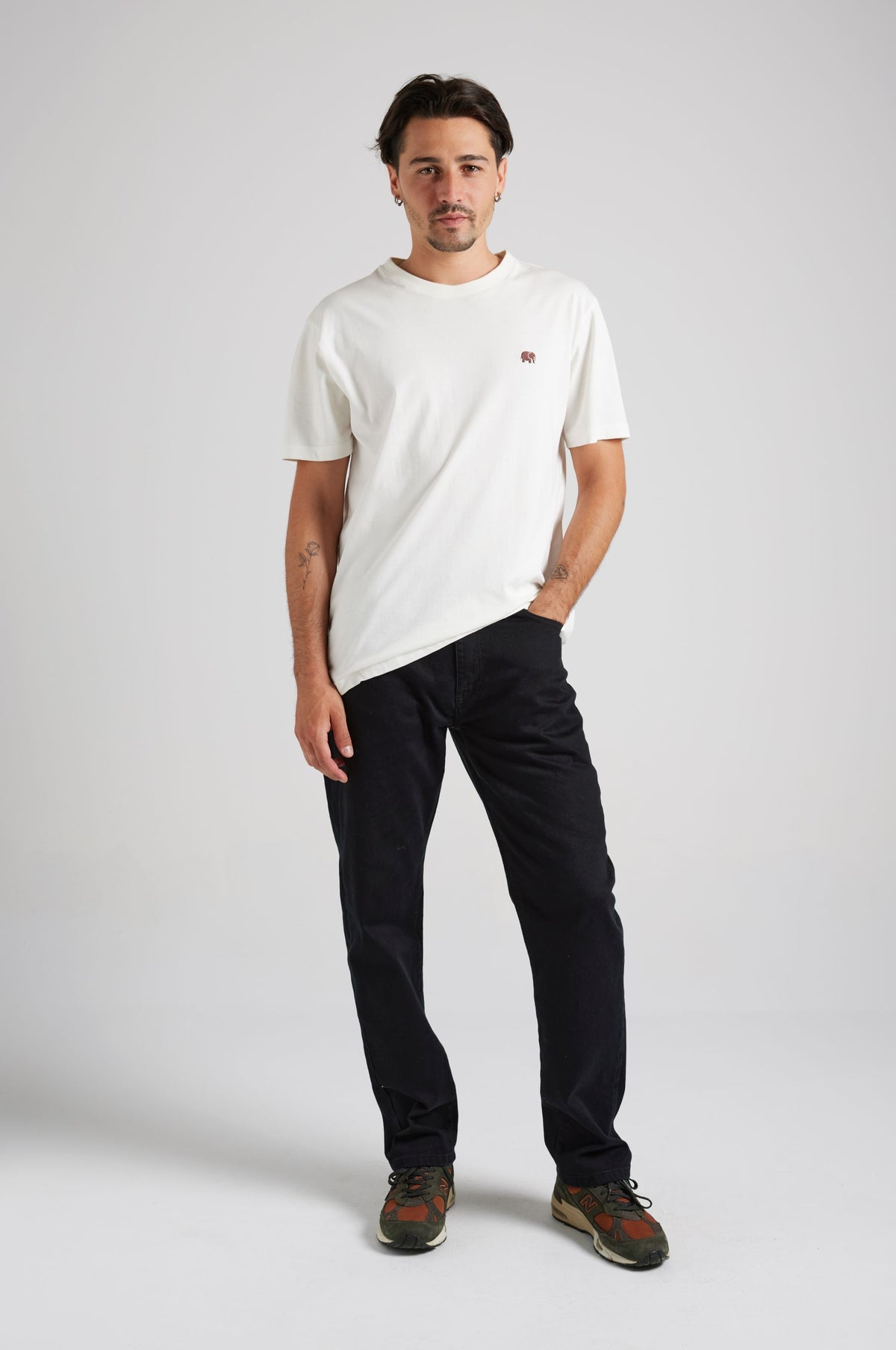 Persona che indossa Easy Denim Pants Black con una t-shirt bianca, in posizione casual davanti a uno sfondo neutro. | TP_IMAGE_TYPE=MODEL_FRONT