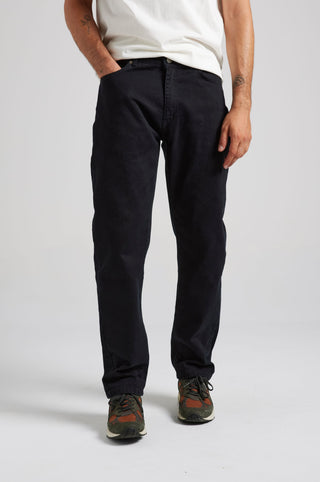 Persona che indossa Easy Denim Pants in nero, in piedi con le mani nelle tasche | TP_IMAGE_TYPE=MODEL_FRONT