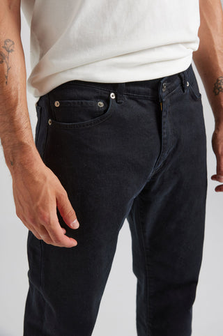 Persona che indossa Easy Denim Pants Black, primo piano che mostra i dettagli dei pantaloni | TP_IMAGE_TYPE=DETAIL
