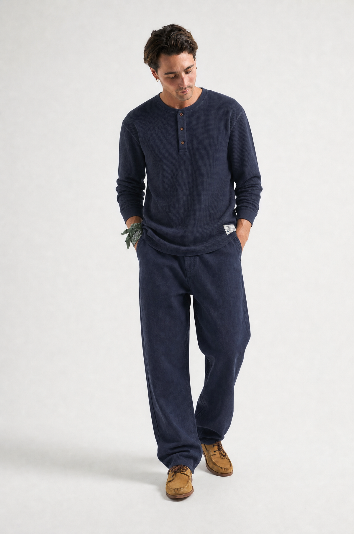 Personne portant une chemise henley bleu marine à manches longues et un pantalon de jogging bleu marine assorti, debout devant un fond de studio gris clair. TP_IMAGE_TYPE=MODEL_FRONT