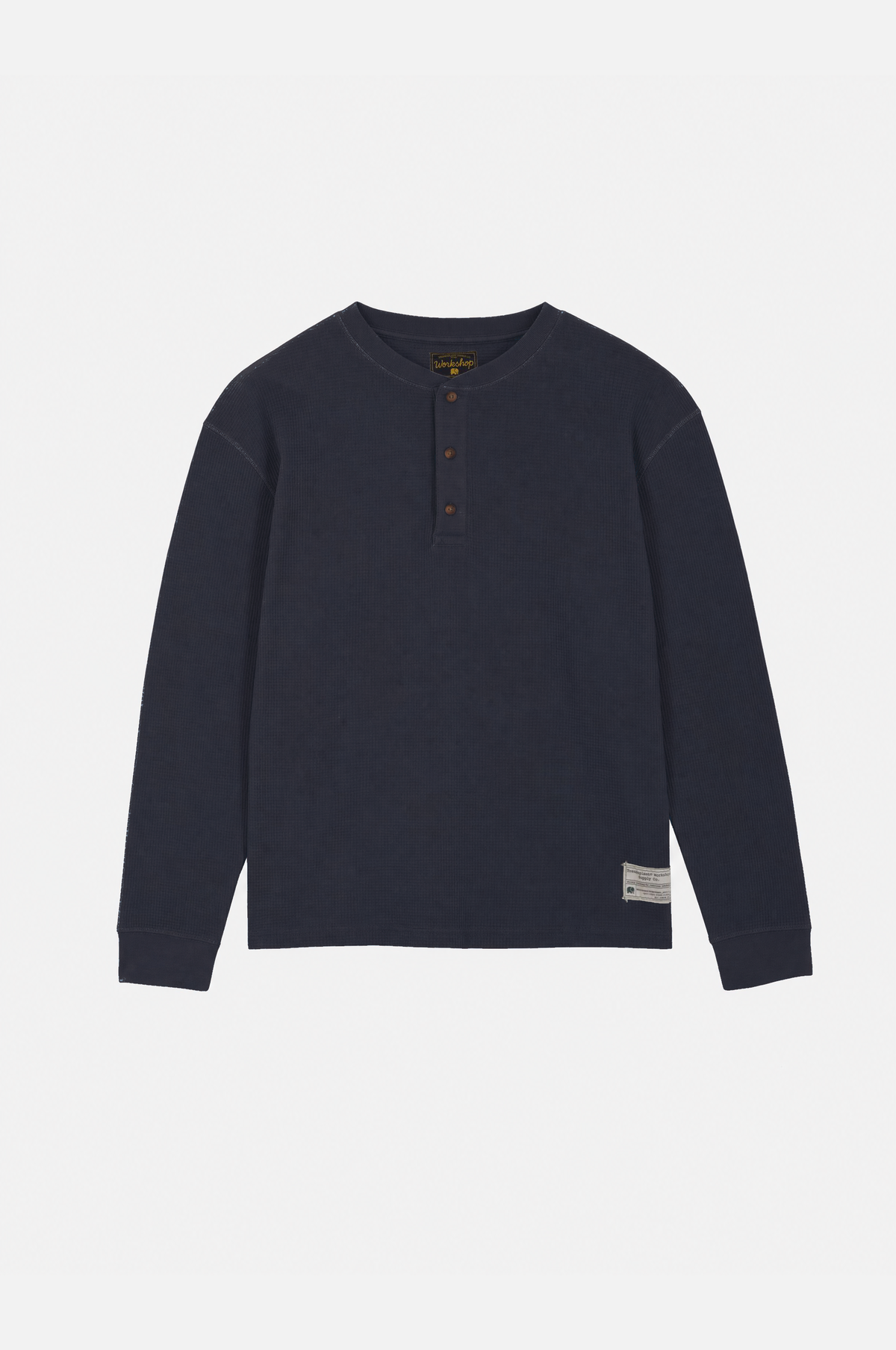 Chemise henley à manches longues bleu marine foncé avec patte de boutonnage à trois boutons, présentée à plat sur un fond gris clair. TP_IMAGE_TYPE=SILHOUETTE_FRONT