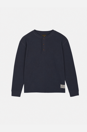 Camicia henley a maniche lunghe blu navy scuro con abbottonatura a tre bottoni, mostrata in piano su uno sfondo grigio chiaro. TP_IMAGE_TYPE=SILHOUETTE_FRONT