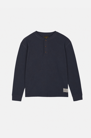 Camicia henley a maniche lunghe blu navy scuro con abbottonatura a tre bottoni, mostrata in piano su uno sfondo grigio chiaro. TP_IMAGE_TYPE=SILHOUETTE_FRONT