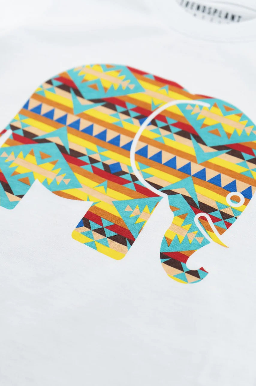 Dettaglio in primo piano della T-shirt Kid's Organic Navajo Classic in bianco con un colorato motivo a elefante | TP_IMAGE_TYPE=DETAIL