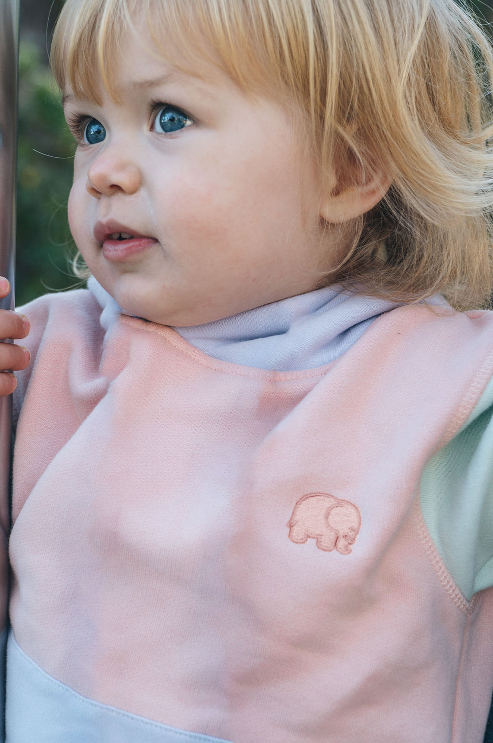 Persona che indossa una Kid's Color Block Hoodie in rosa pallido, primo piano | TP_IMAGE_TYPE=DETAIL