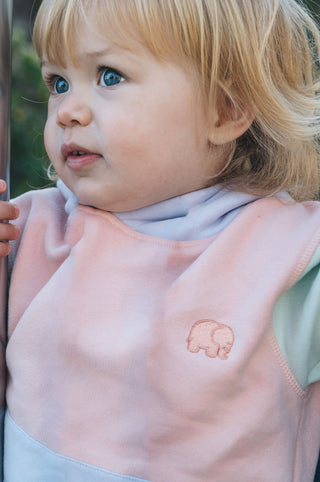Persona che indossa una Kid's Color Block Hoodie in rosa pallido, primo piano | TP_IMAGE_TYPE=DETAIL