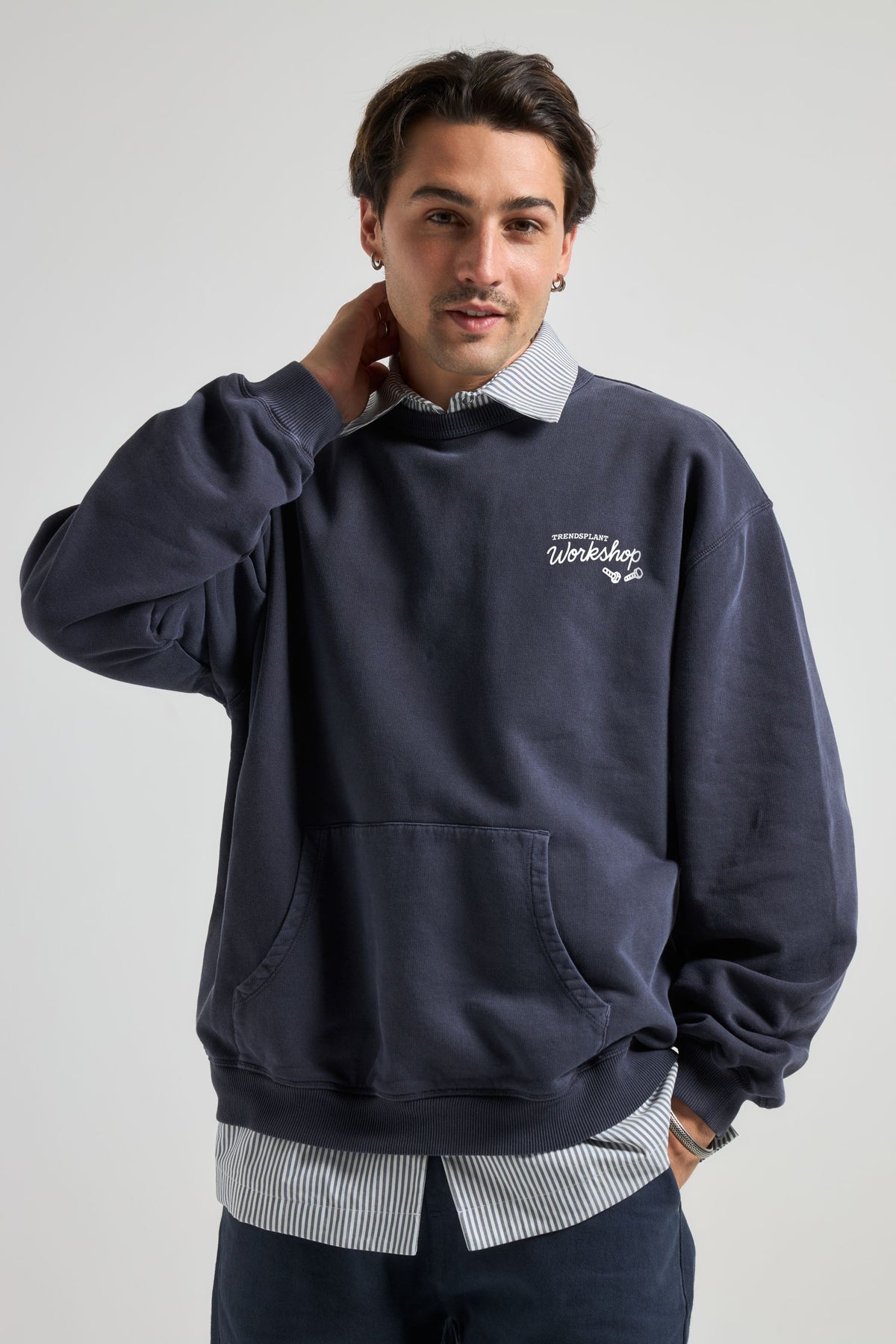 Personne portant le sweat The Garage Sweatshirt en Baritone Blue, vue de face | TP_IMAGE_TYPE=MODEL_FRONT