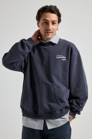 Personne portant le sweat The Garage Sweatshirt en Baritone Blue, vue de face | TP_IMAGE_TYPE=MODEL_FRONT