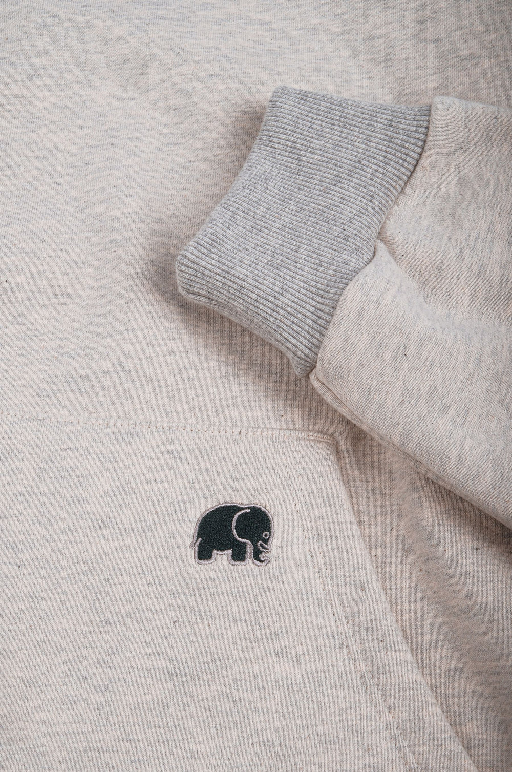 Dettaglio della Reversible Fleece Hoodie che mostra la texture del tessuto e il logo elefante ricamato | TP_IMAGE_TYPE=DETAIL