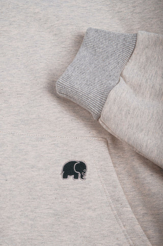 Dettaglio della Reversible Fleece Hoodie che mostra la texture del tessuto e il logo elefante ricamato | TP_IMAGE_TYPE=DETAIL