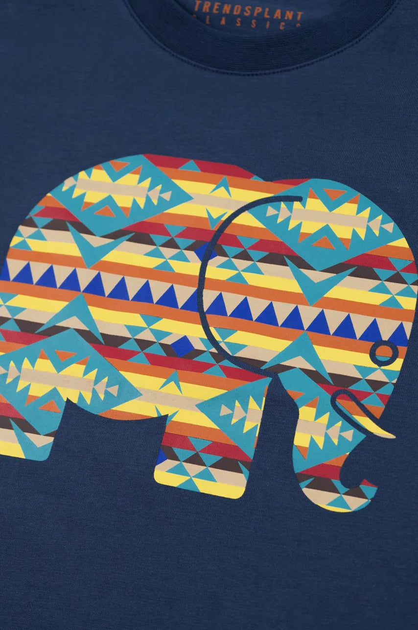 Silhouette de face du Kid's Organic Navajo Classic T-Shirt en Trendsplant Blue avec un graphique d'éléphant coloré | TP_IMAGE_TYPE=SILHOUETTE_FRONT
