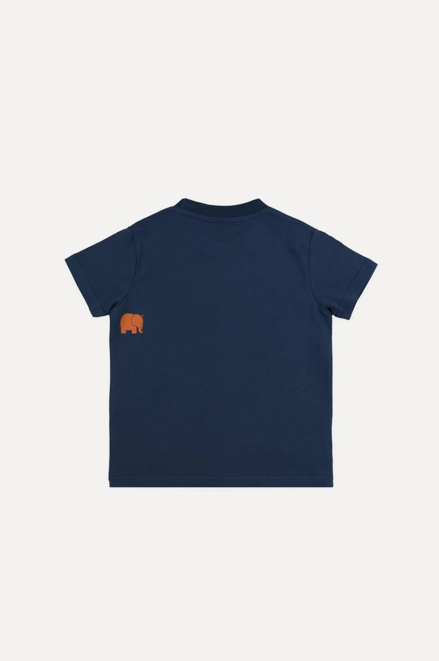 Vue de dos du t-shirt classique Navajo biologique pour enfant en Trendsplant Blue, avec un motif d'éléphant orange sur l'épaule | TP_IMAGE_TYPE=MODEL_BACK