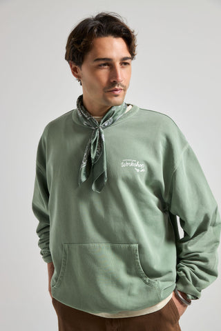 Personne portant un sweat-shirt Hedge Green, vue de face | TP_IMAGE_TYPE=MODEL_FRONT
