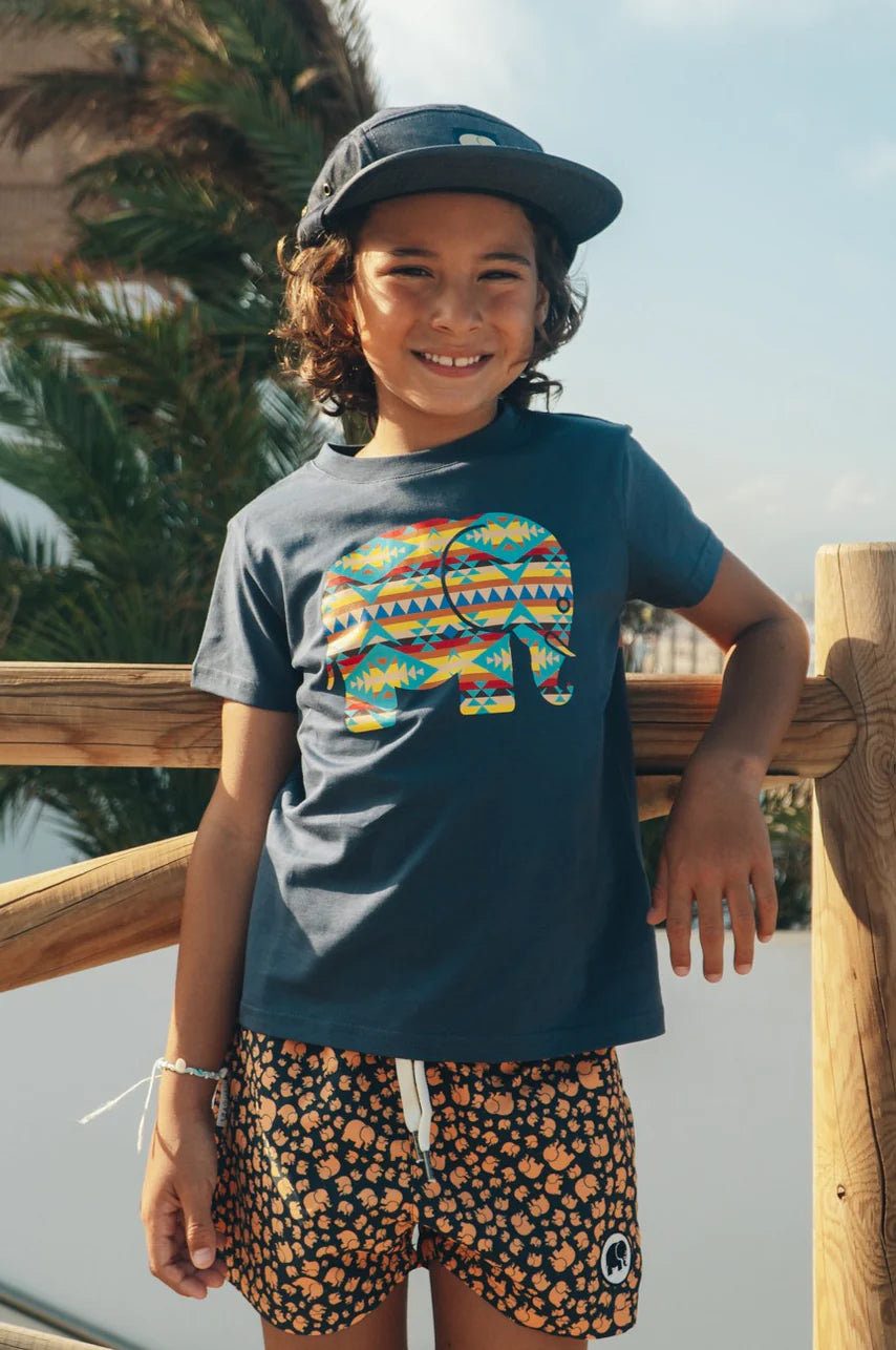 Personne portant un Kid's Organic Navajo Classic T-Shirt en Trendsplant Blue avec un motif d'éléphant | TP_IMAGE_TYPE=MODEL_FRONT