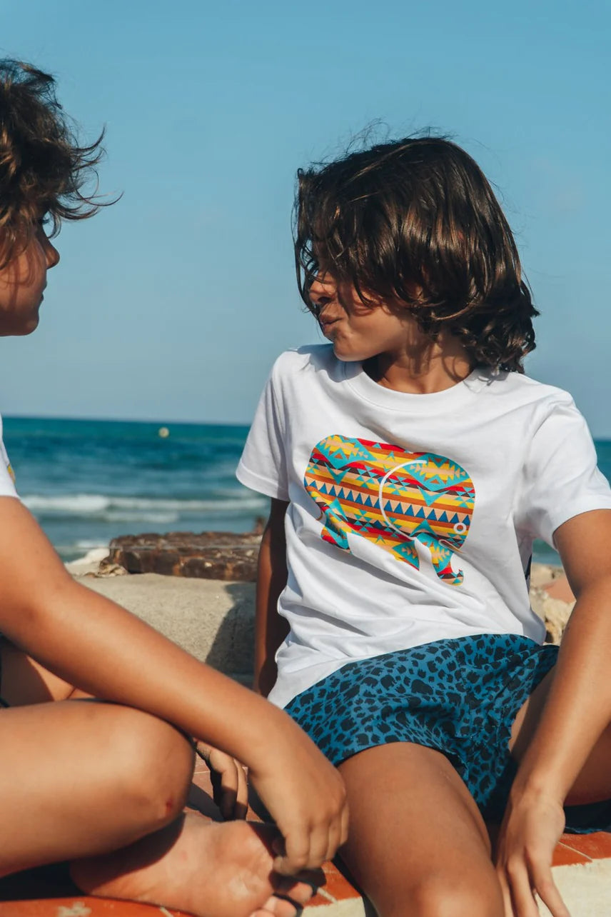 Persona che indossa una Kid's Organic Navajo Classic T-Shirt White, vista frontale | TP_IMAGE_TYPE=MODEL_FRONT