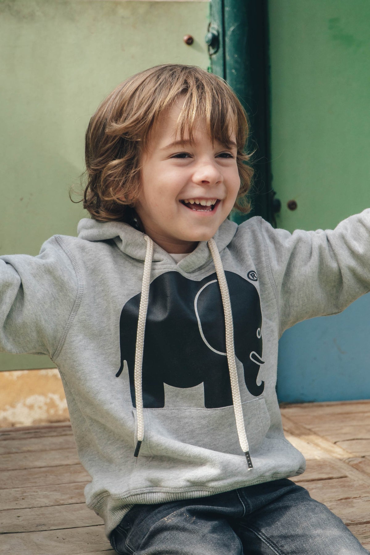 Persona che indossa una Kid's Organic Classic Hoodie Heather Grey, vista frontale | TP_IMAGE_TYPE=MODEL_FRONT