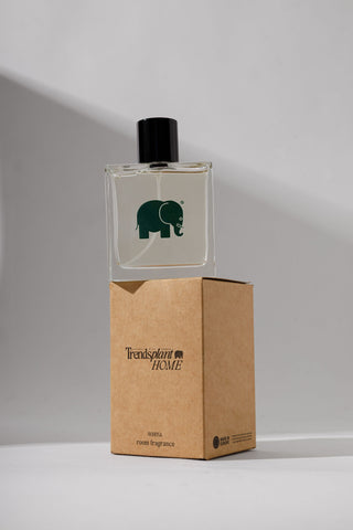 Room fragrance 01 Brisa in a clear bottle with a black cap and an elephant logo, displayed on a neutral background | TP_IMAGE_TYPE=SILHOUETTE_FRONT