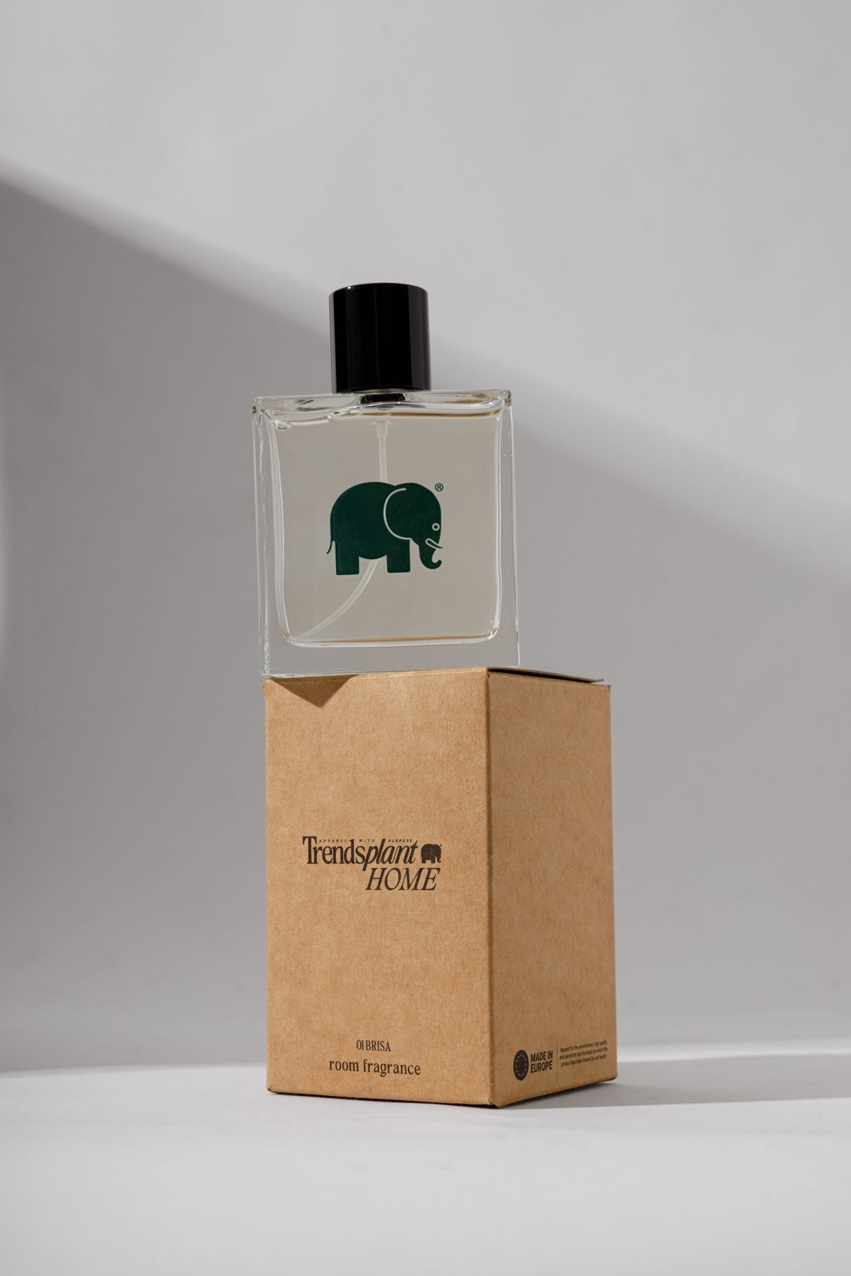 Room fragrance 01 Brisa in a clear bottle with a black cap and an elephant logo, displayed on a neutral background | TP_IMAGE_TYPE=SILHOUETTE_FRONT