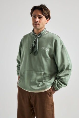 Personne portant The Garage Sweatshirt en Hedge Green, vue de face | TP_IMAGE_TYPE=MODEL_FRONT
