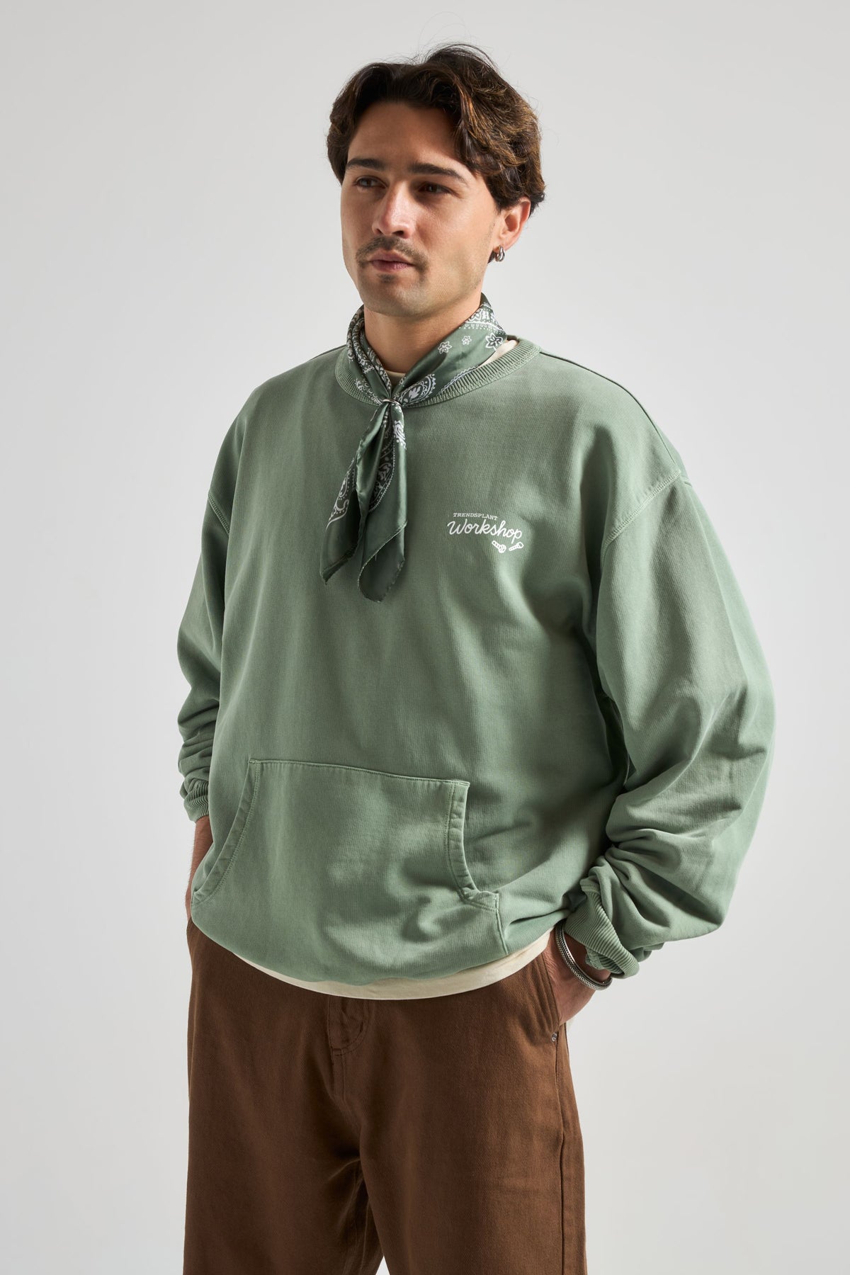 Personne portant The Garage Sweatshirt en Hedge Green, vue de face | TP_IMAGE_TYPE=MODEL_FRONT