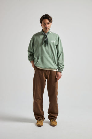 Personne portant The Garage Sweatshirt Hedge Green, vue de face | TP_IMAGE_TYPE=MODEL_FRONT